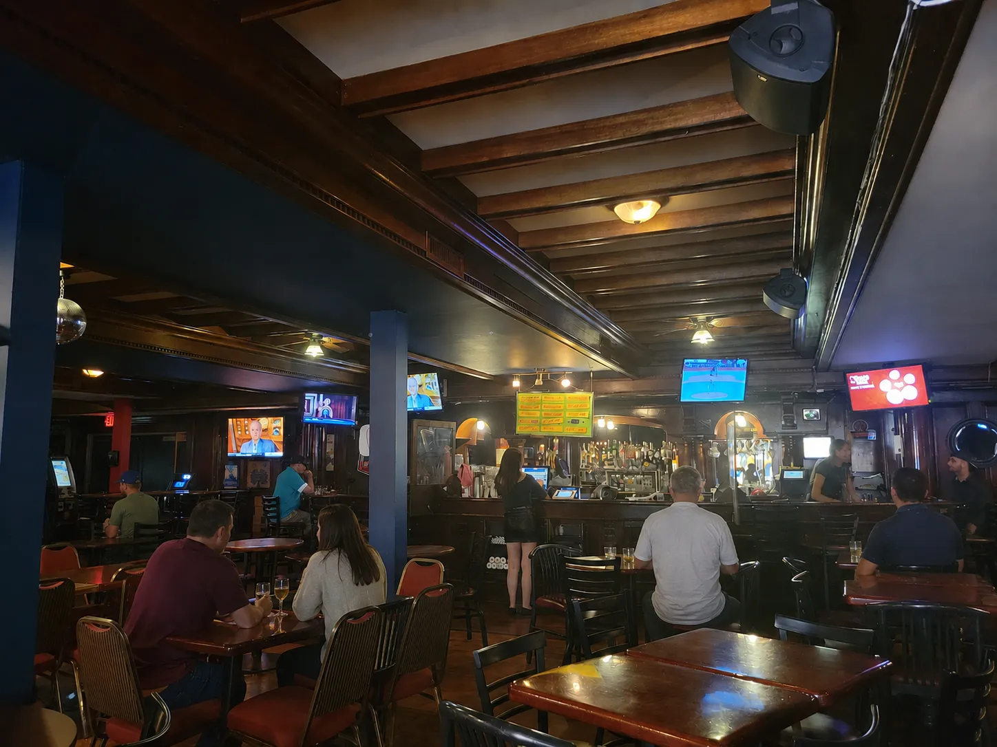 Hecklers Bar & Grill in Vic West / Gorge